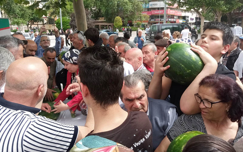 DEMESKO, Çınar Meydanı’nda bedava meyve dağıttı