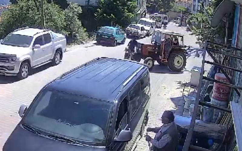 Traktör ile çarpışan motosikletin sürücüsü yaralandı