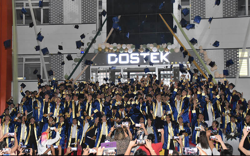 DOSTEK Koleji’nde 253 öğrenci mezuniyet sevinci yaşadı