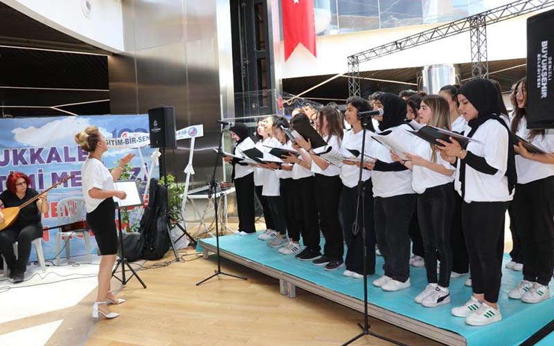 Öğrenci korosundan Türk Halk Müziği konseri