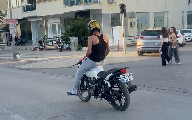 Motosiklet sürücüsünün tehlikeli yolculuğu kamerada