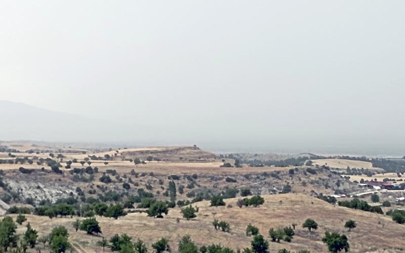Toz bulutu, göz gözü görmüyor