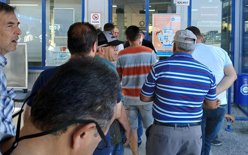 Yazılım sistemindeki küresel sorun etkiledi, araç muayenesine gelenler yoğunluk oluşturdu