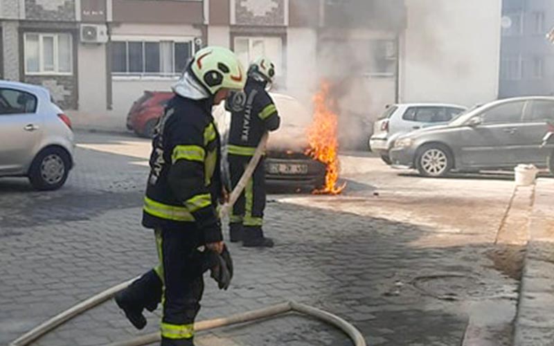 Park halindeki araçlar ve evlerin arasında alevler içinde kaldı