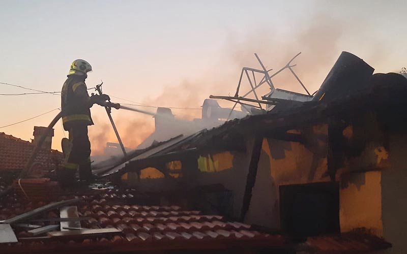 Çıkan yangında ev oturulamaz hale geldi