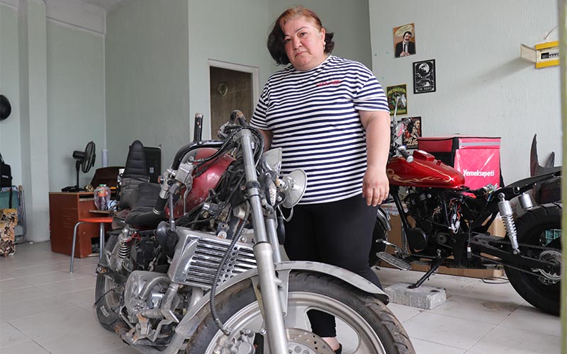 Kazada ölen oğlundan kalan motosiklet tamirhanesini işletiyor
