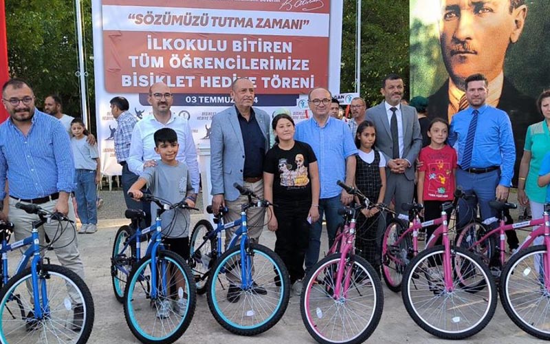 Öğrencilerin mezuniyet hediyesi bisiklet oldu