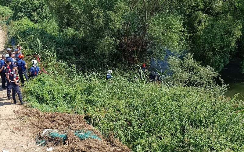 Otomobil Menderes Nehri’ne uçtu, cansız bedenlere ulaşıldı