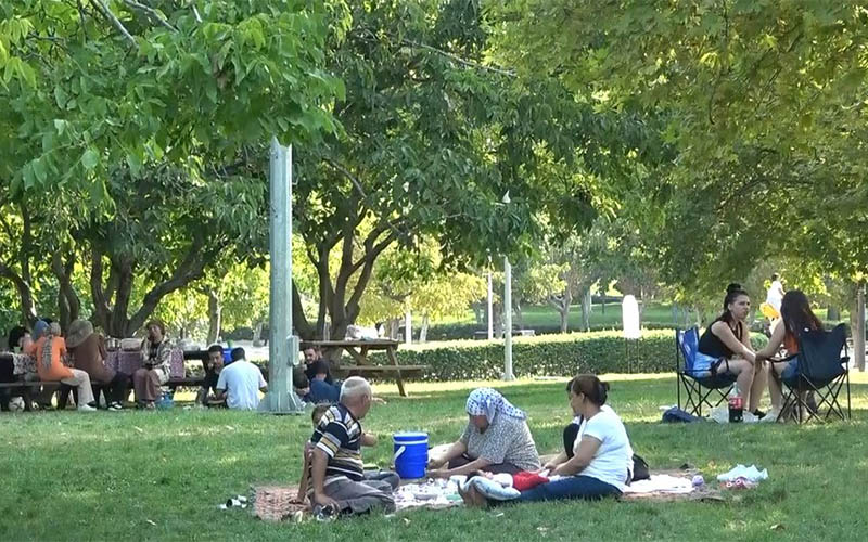 Parklarda serinlemeye çalışıyorlar