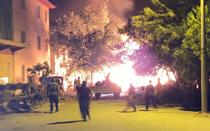 Çıkan yangında samanlık alev topuna döndü