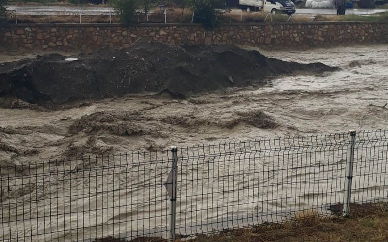 Kuvvetli yağış taşkına sebep oldu, ekili araziler su altında kaldı