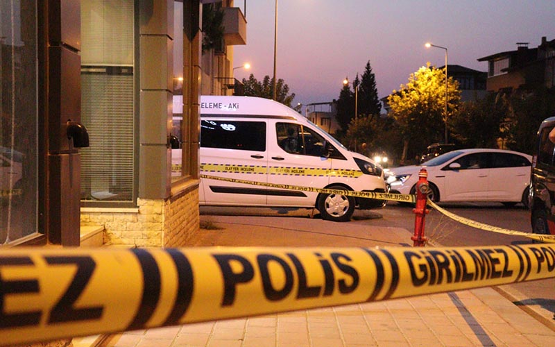 Şüpheliler motosikletle yaklaştı, silahlı saldırıda yaralandı