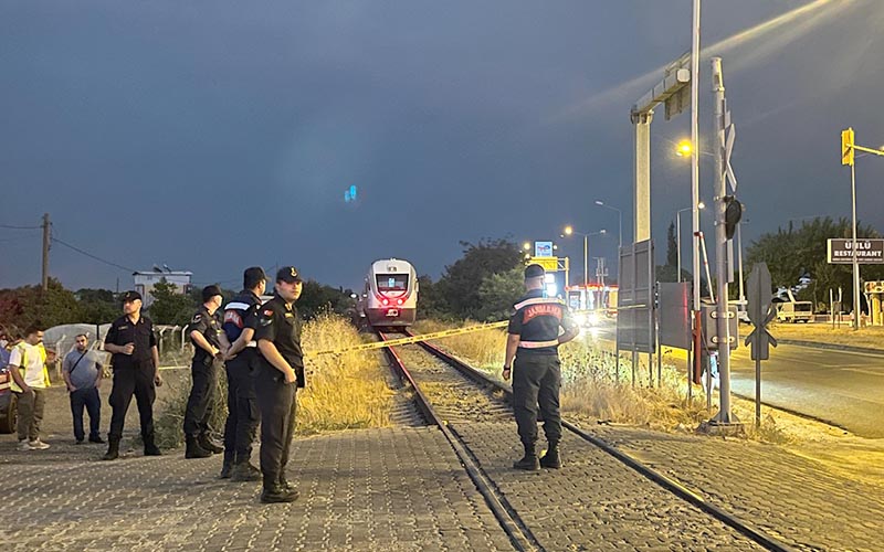 Denizli treni hemzemin geçitte yayalara çarptı: 1 ölü, 1 yaralı