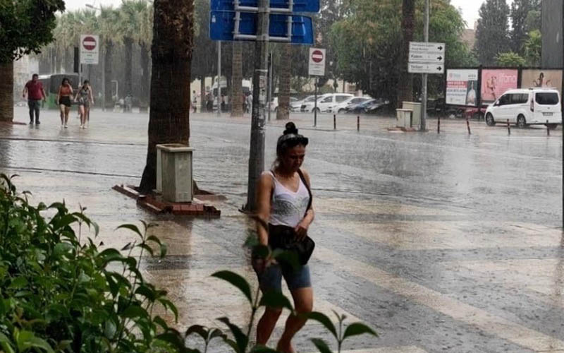 Yağmura hazırlıksız yakalananlar zor anlar yaşadı