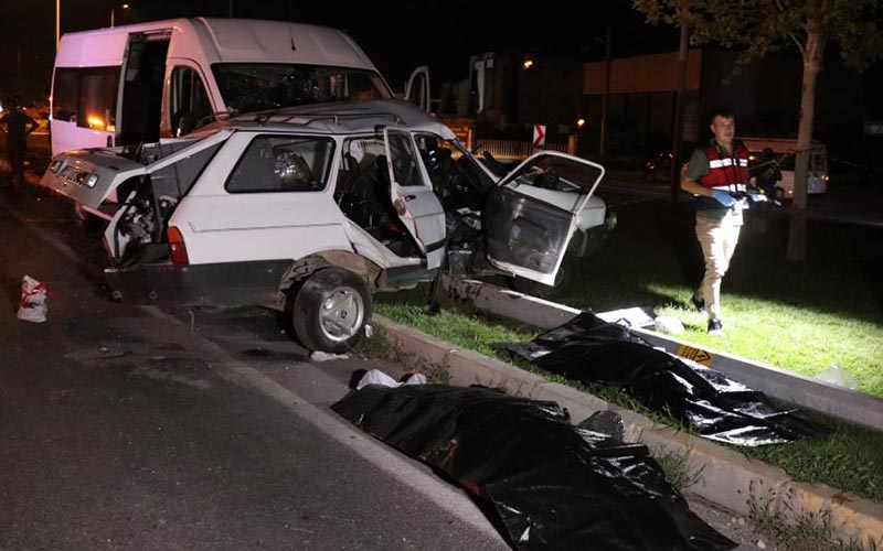 Servis minibüsü ile otomobil çarpıştı: 2 ölü, 10 yaralı