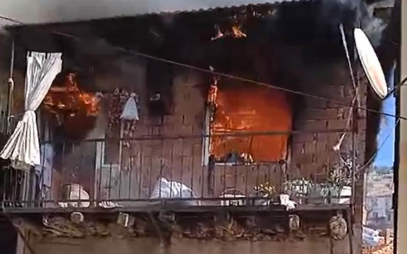 Yaşlı kadın alevlerin arasında kalmaktan son anda kurtuldu
