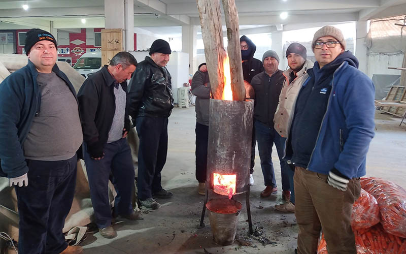 Soğuk hava etkili oldu, esnaf üşümemek için ateş yaktı
