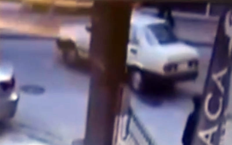 Motosiklet ile otomobilin çarpıştığı kaza anbean kaydedildi