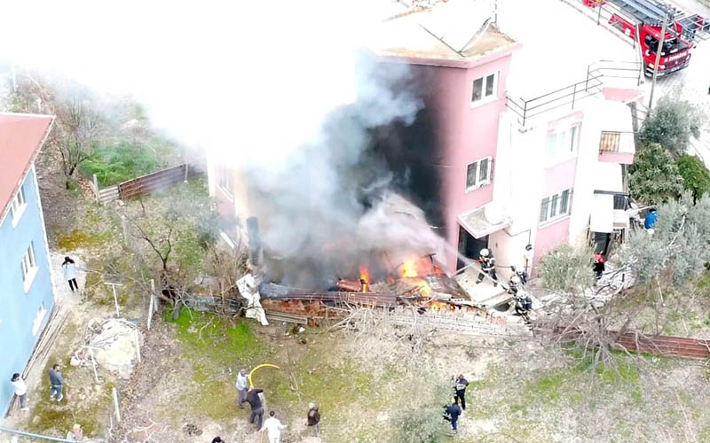 Müştemilatta çıkan yangın üç katlı apartmanı tehdit etti