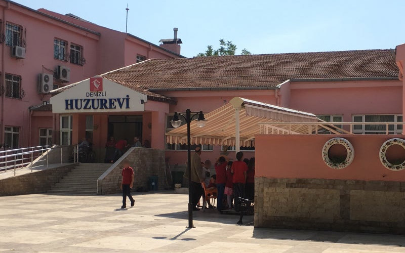Depreme dayanıksız ve yangın merdivensiz huzurevleri ile hizmet binaları var iddiası