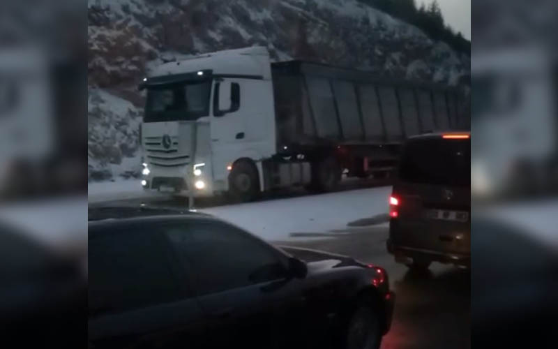 Yüksek kesimlerde kar yağışı var, trafik aksıyor
