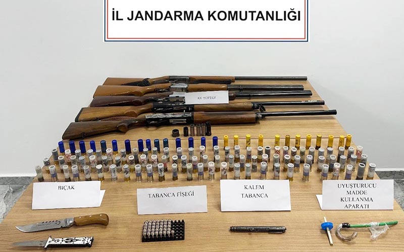 Tüfekler ve kalem tabanca ele geçirildi, 2 kişi yakalandı