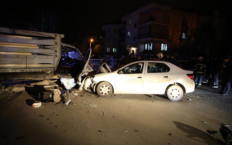 Otomobil ile kamyonet çarpıştı: 1 ölü, 4 yaralı