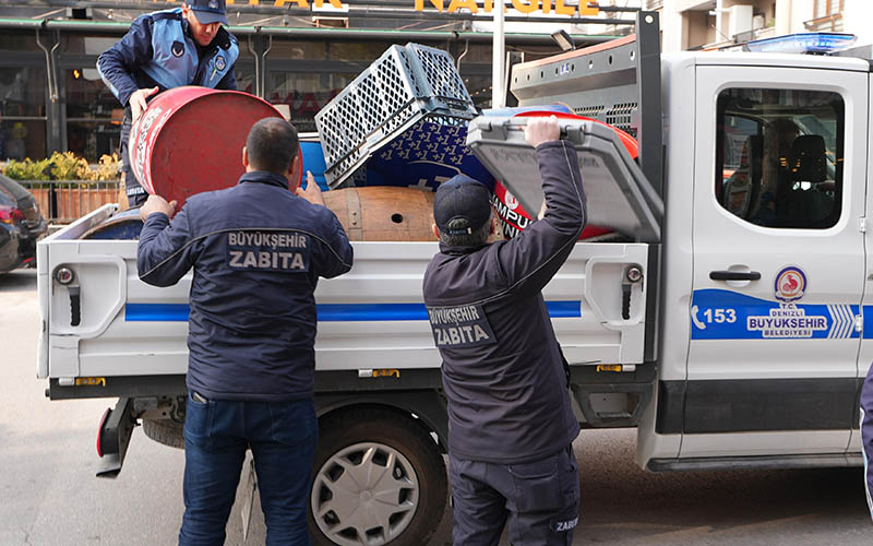 Zabıta ekiplerinden kaldırım işgali denetimi: Duba ve totemler toplandı
