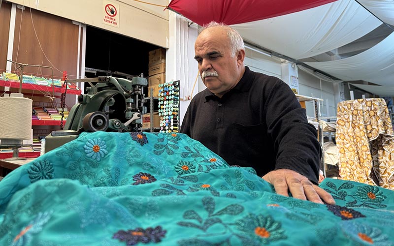 Afrika kıyafetleri dikerek ihracat yapıyor