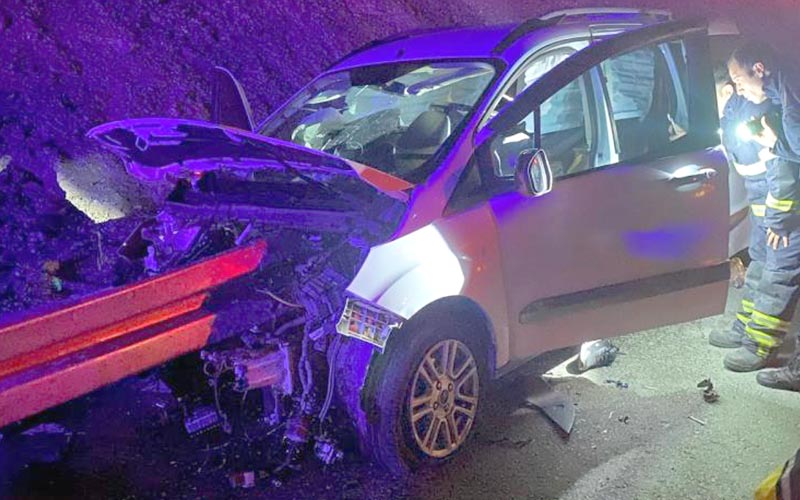 Aydın-Denizli otoyolunda bariyer hafif ticari araca ok gibi saplandı: 4 yaralı