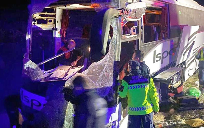 Aydın-Denizli otoyolunda otobüs şarampole düştü: 1 ölü, çok sayıda yaralı var