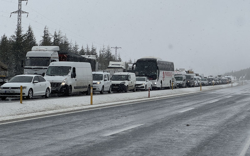 Karla kapanan karayolunda son durum: Antalya yönü ulaşıma açıldı