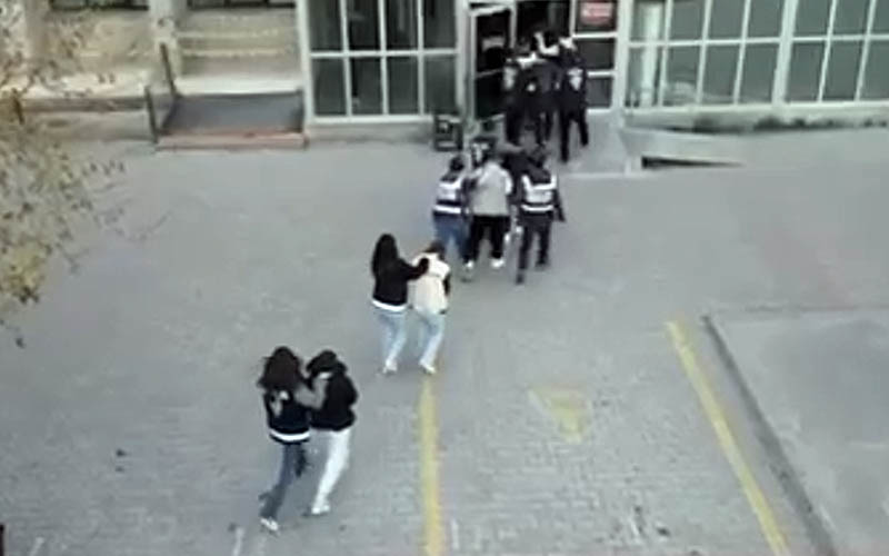 Eskort ilanıyla dolandırıp, şantaj yapan 5 şüpheli tutuklandı