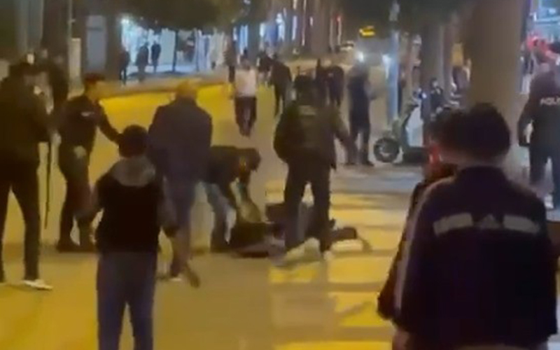 Laf atma kavgasında bıçaklanarak yaralandı, o anlar böyle kaydedildi