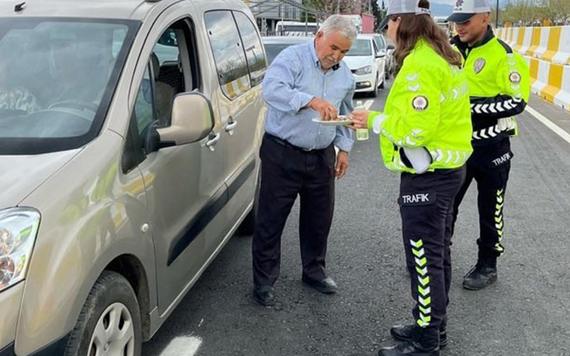Trafik ekiplerinden bayram uygulaması: Tatlı ikram edildi, kurallar anımsatıldı