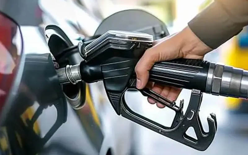 Benzine indirim, motorine zam yapıldı