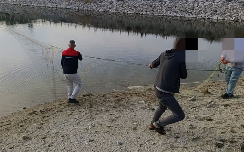 Gölete bırakılan 500 metrelik ağ toplandı