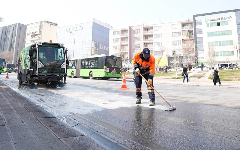 Cadde ve yaya kaldırımları köpüklü suyla yıkanıyor