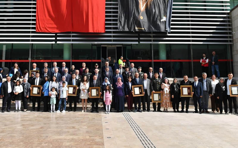 Şehit yakınları ile gazilere Devlet Övünç Madalyası verildi