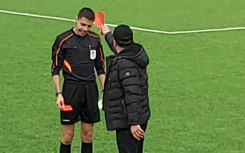 Hakem yöneticiye, yönetici hakeme kırmızı kart gösterdi