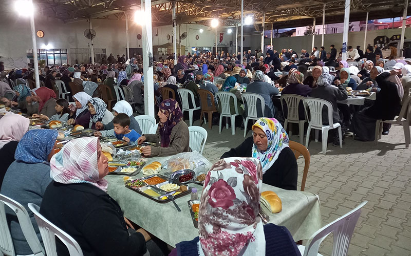 Mahalle sakinleri imece usulü iftar sofrasında buluşuyor