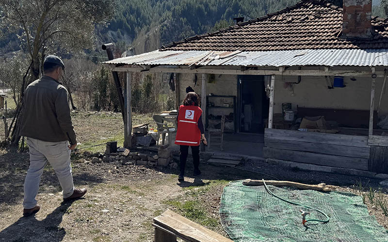 Kızılay ihtiyaç sahiplerine yardım kolileri dağıtıyor