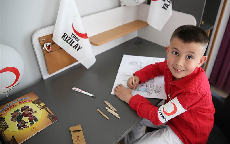 Denizlili minik, Kızılay gönüllüsü oldu