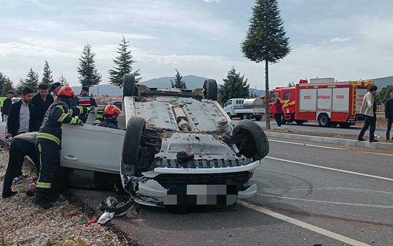 Otomobil ağaca çarpıp devrildi: 3 yaralı