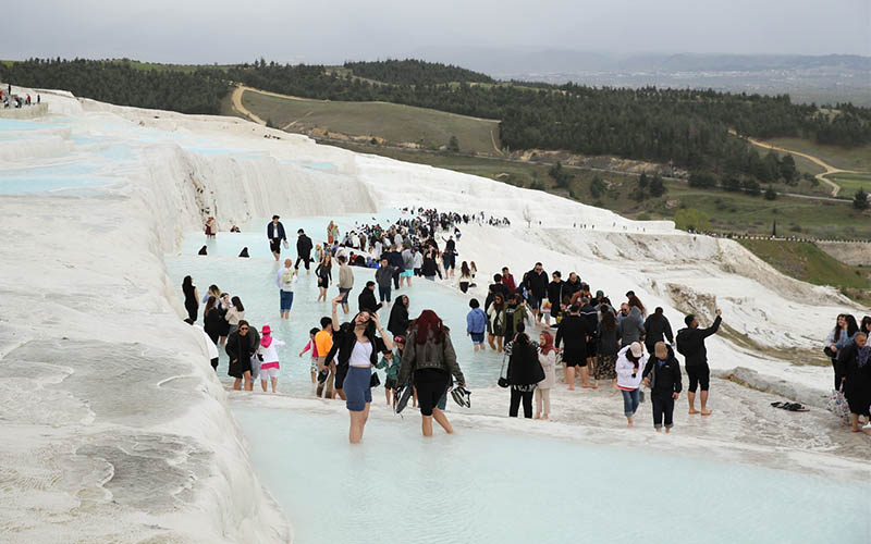 Pamukkale bayram tatilinde yerli ve yabancı turistleri ağırlıyor