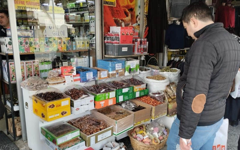 Alışverişe çıkanlar: Herkes geziyor ama boş geziyor