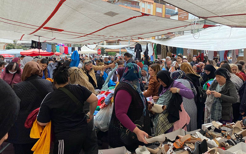 Semt pazarlarında bayram alışverişi yoğunluğu
