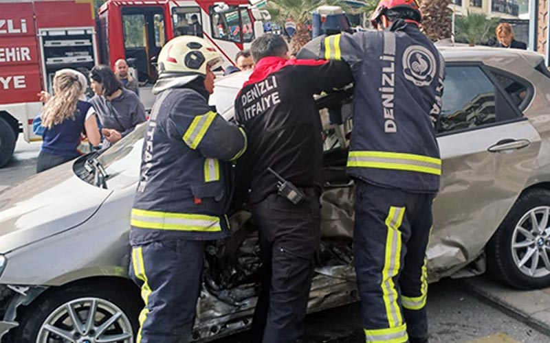 İki otomobil çarpıştı, biri kaldırıma savruldu