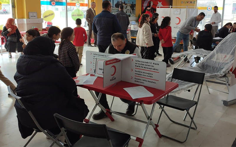 Öğretmen ve öğrenci velilerinden Kızılay’a kan bağışı