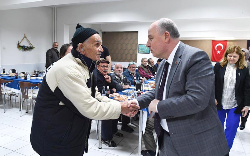 Vali Coşkun, iftarını huzurevi sakinleriyle yaptı